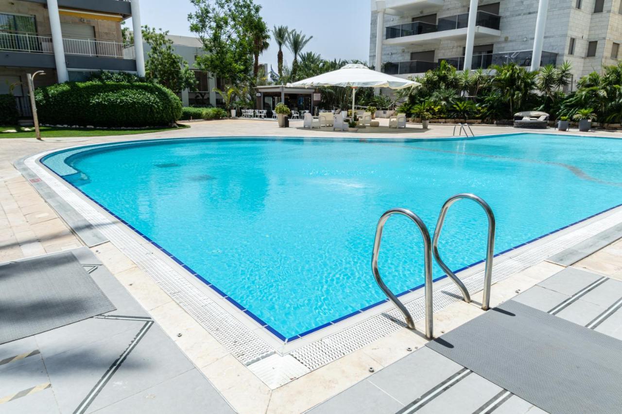 דירת גן פונה לבריכה - Pool Garden View Apartment *