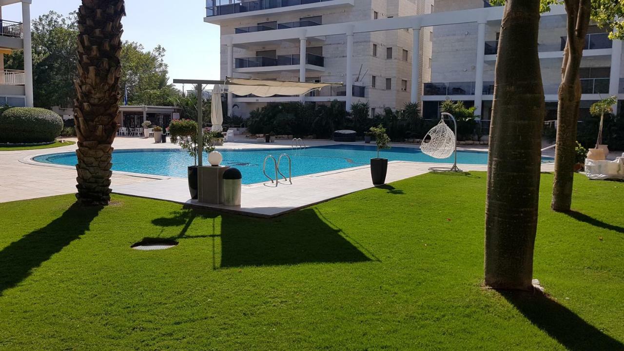 Apartment דירת גן פונה לבריכה - Pool Garden View *