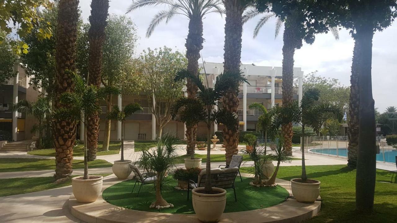 Apartment דירת גן פונה לבריכה - Pool Garden View *